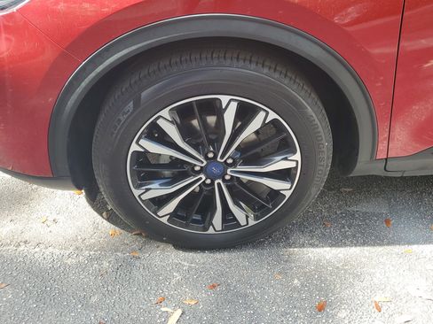 Used 2022 Ford Escape SE w/ SE Sport Appearance Package image 4