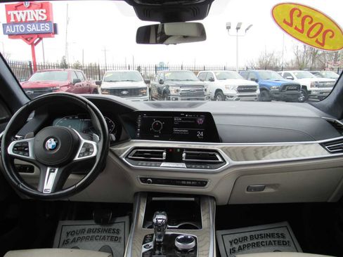 Used 2022 BMW X7 M50i w/ Dynamic Handling Package image 27