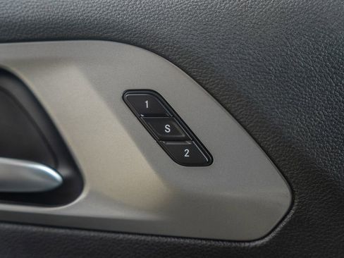 Used 2025 Chrysler Pacifica Select image 44