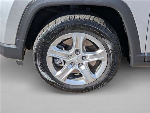 Used 2024 Jeep Compass Latitude image 9