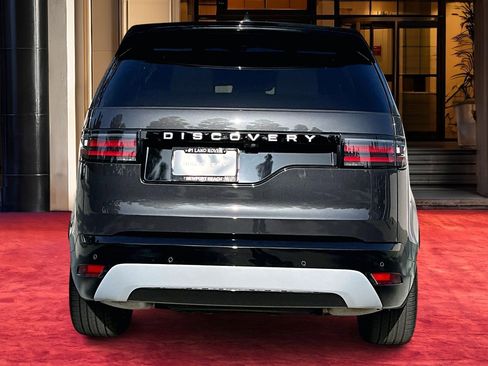 Used 2024 Land Rover Discovery Metropolitan Edition image 3