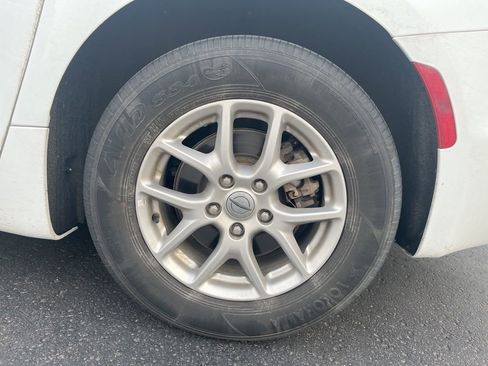 Used 2024 Chrysler Pacifica Touring-L image 10