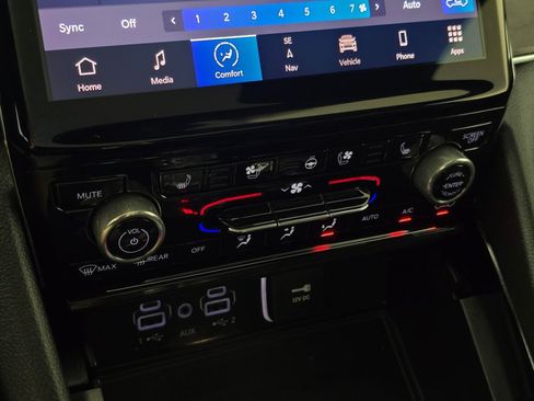 Used 2022 Jeep Grand Cherokee Overland w/ Luxury Tech Group IV AWD/4WD image 19