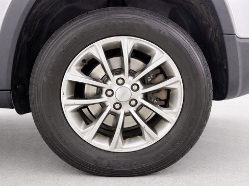 Used 2019 Jeep Cherokee Latitude Plus w/ Cold Weather Group AWD/4WD image 26
