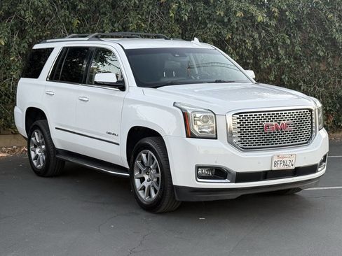Used 2017 GMC Yukon Denali image 3