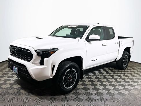 Certified 2025 Toyota Tacoma TRD Sport AWD/4WD image 3