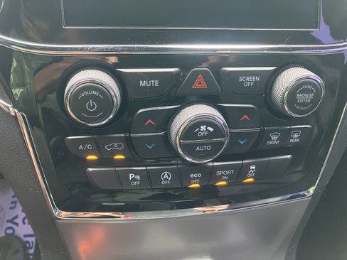 Used 2019 Jeep Grand Cherokee Overland AWD/4WD image 24