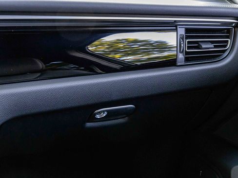 Used 2022 Porsche Macan image 15