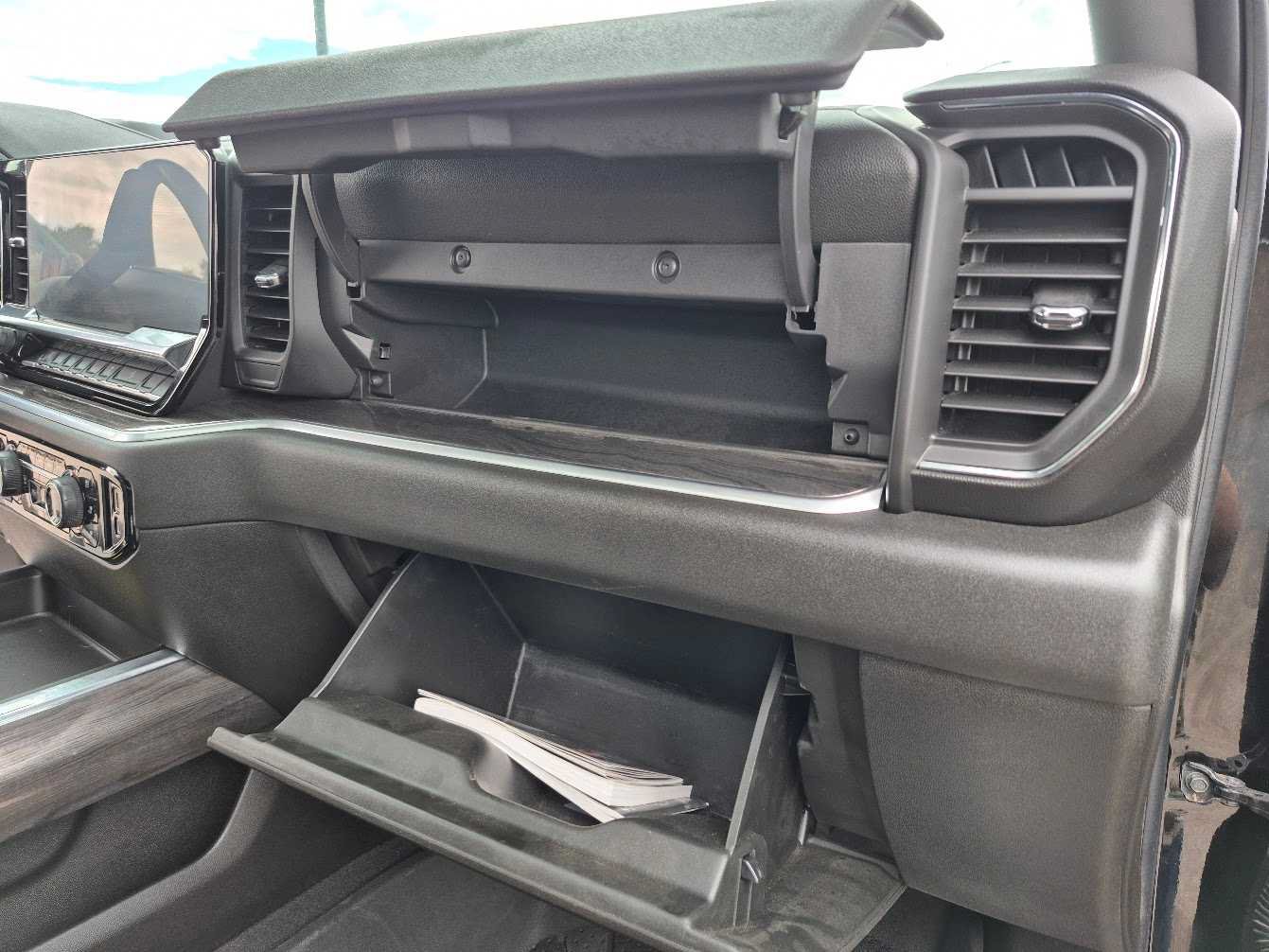 Used 2024 Chevrolet Silverado 2500 LTZ w/ LTZ Plus Package AWD/4WD image 40