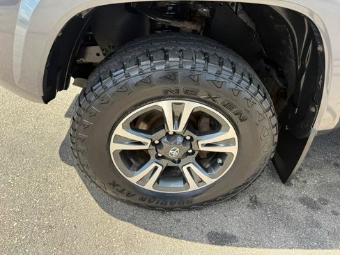 Used 2017 Toyota Tacoma TRD Sport w/ Tow Package AWD/4WD image 4