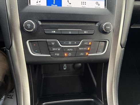Used 2017 Ford Fusion SE w/ Equipment Group 201A image 17