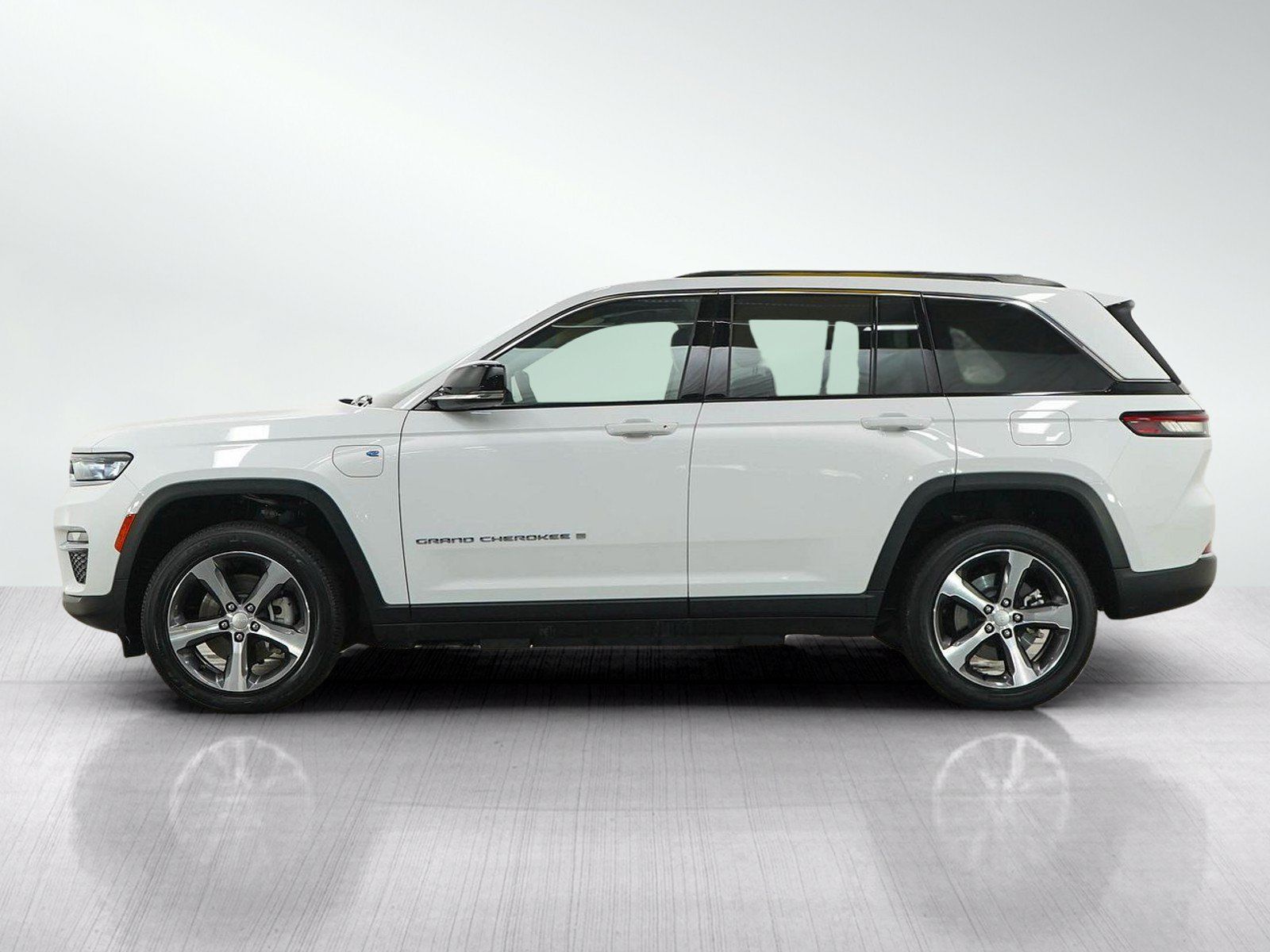 Used 2023 Jeep Grand Cherokee 4WD 4xe w/ Luxury Tech Group II image 2