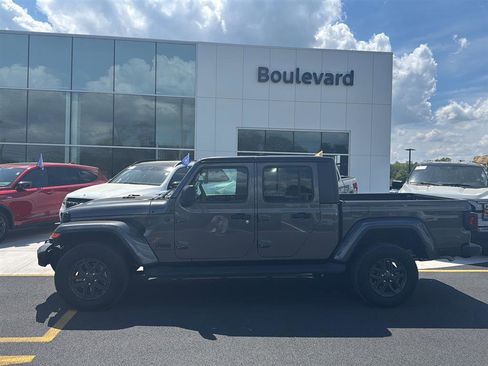 Used 2025 Jeep Gladiator Sport image 16