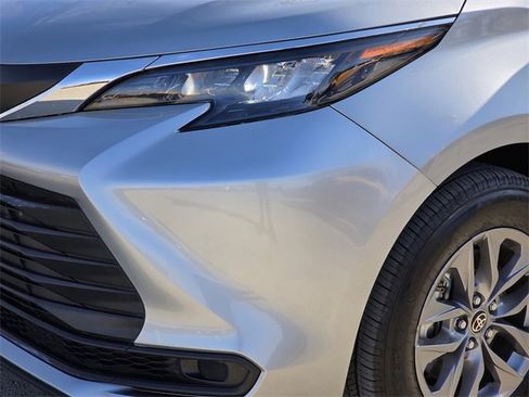 Used 2025 Toyota Sienna LE image 6