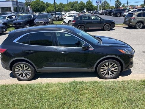 Used 2022 Ford Escape Titanium AWD/4WD image 2
