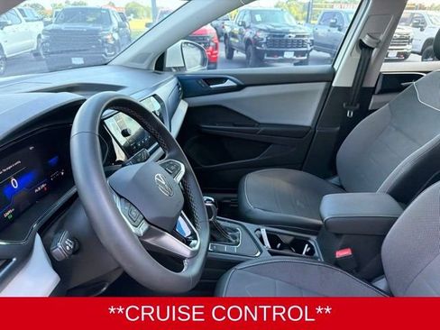 Used 2023 Volkswagen Taos SE w/ Panoramic Sunroof Package FWD image 9