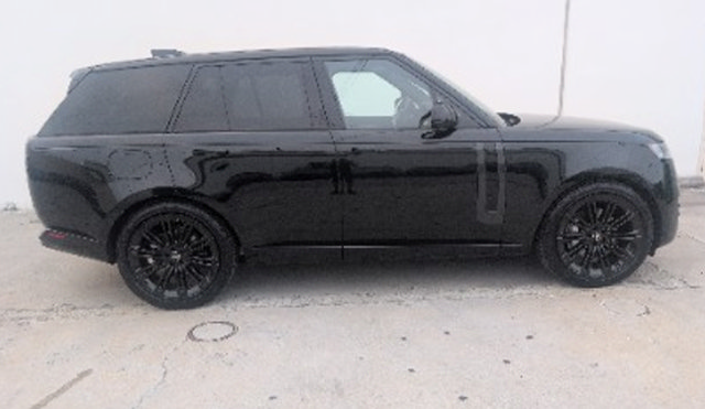 Used 2025 Land Rover Range Rover SE AWD/4WD image 2