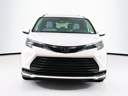 Used 2025 Toyota Sienna LE image 2