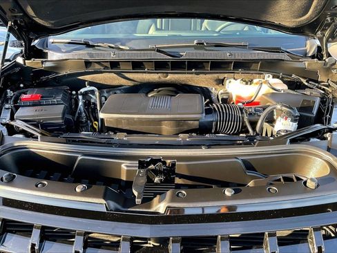 Used 2025 Chevrolet Suburban Z71 image 9