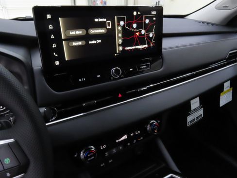 New 2025 Mitsubishi Outlander SE image 16