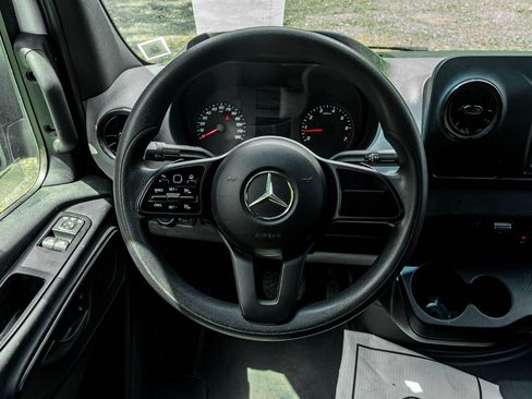 Used 2021 Mercedes-Benz Sprinter 2500 image 16