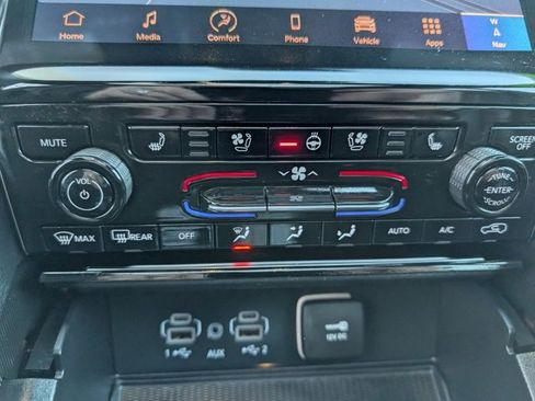 Used 2024 Jeep Grand Cherokee Limited w/ Luxury Tech Group II image 5