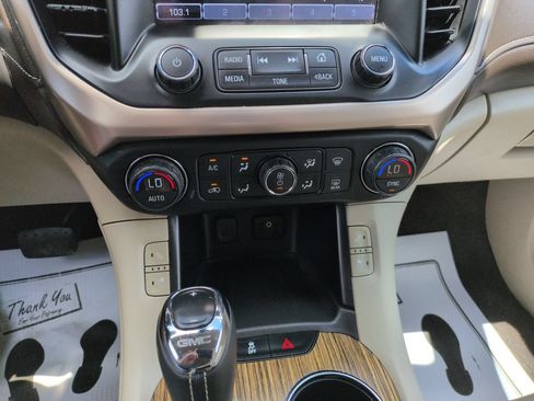 Used 2017 GMC Acadia Denali w/ Technology Package FWD image 18