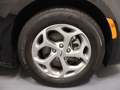 Used 2023 Chrysler Pacifica Limited image 28