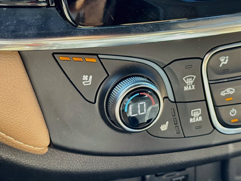 Used 2023 Chevrolet Traverse Premier FWD image 21