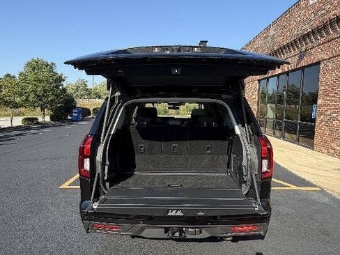 Used 2025 Ford Expedition Active AWD/4WD image 6