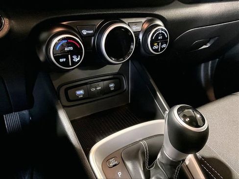 Used 2025 Hyundai Venue SEL image 28