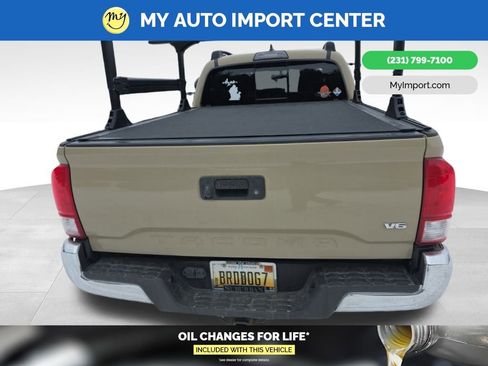 Used 2017 Toyota Tacoma TRD Off-Road image 5