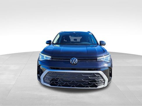 New 2026 Volkswagen Taos SE image 2
