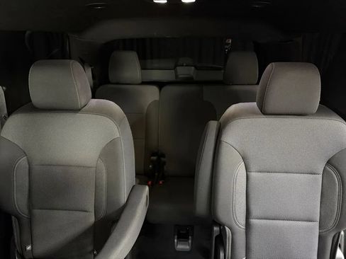 Used 2022 Chevrolet Traverse LT FWD image 35