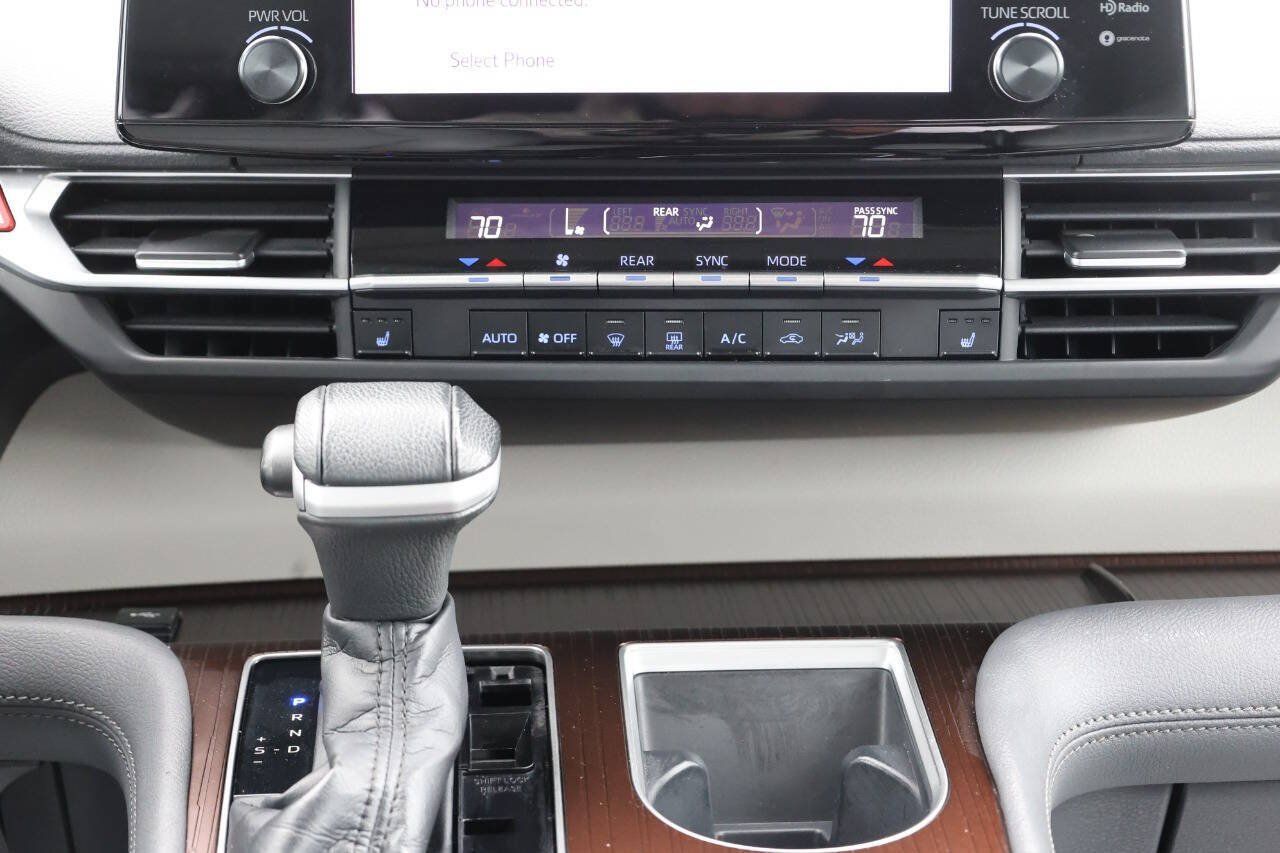 Used 2021 Toyota Sienna XLE FWD image 22
