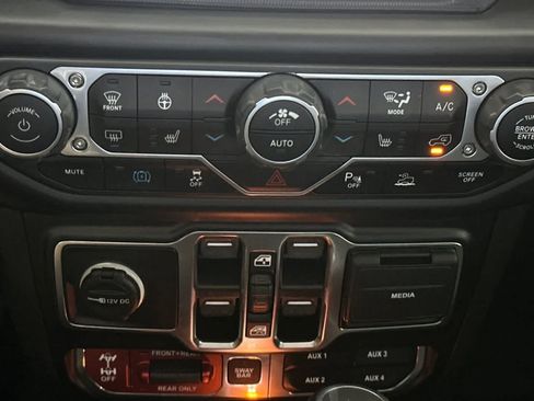 Used 2021 Jeep Wrangler Unlimited Rubicon 4xe w/ Cold Weather Group AWD/4WD image 23