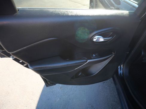 Used 2019 Jeep Cherokee Latitude Plus w/ Cold Weather Group image 19