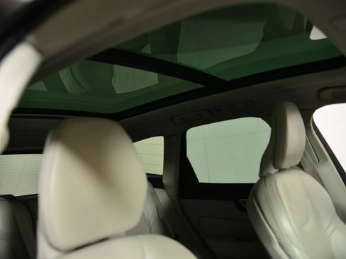 Used 2023 Volvo XC60 B5 Ultimate w/ Climate Package image 12