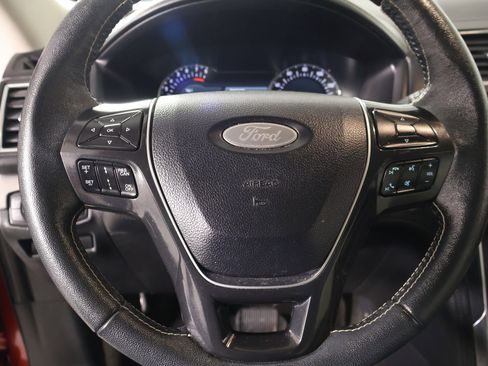 Used 2018 Ford Explorer Platinum AWD/4WD image 3