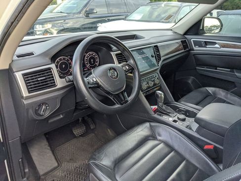 Certified 2023 Volkswagen Taos SE w/ Black Wheel Package image 7