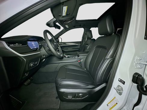 New 2025 Jeep Grand Cherokee Limited w/ Luxury Tech Group II AWD/4WD image 15