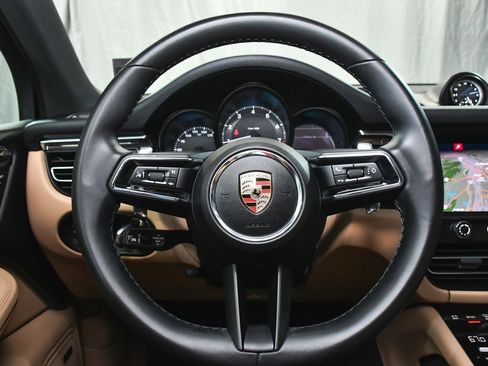 Used 2025 Porsche Macan image 32