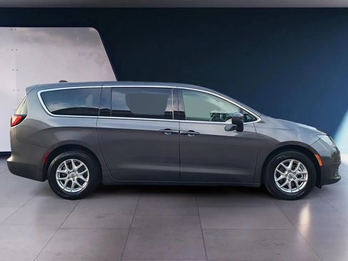 Used 2023 Chrysler Voyager LX FWD image 5