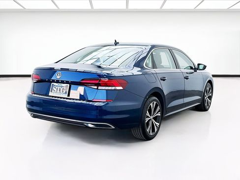 Used 2022 Volkswagen Passat 2.0T SE image 4