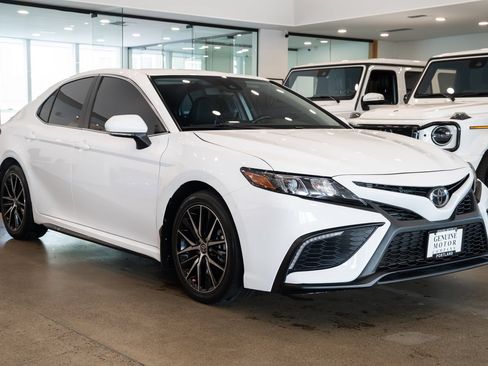 Used 2024 Toyota Camry SE FWD image 3