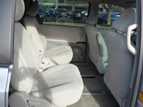 Used 2013 Toyota Sienna L image 26