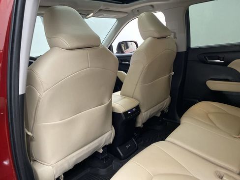 Used 2023 Toyota Highlander XLE image 16