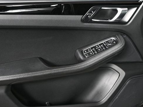 Certified 2020 Porsche Macan image 6