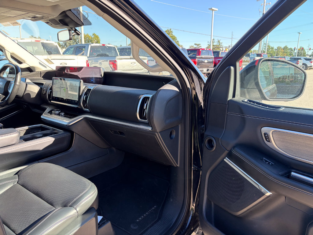 Used 2025 Ford Expedition Max Platinum AWD/4WD image 19