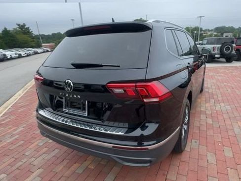 Used 2023 Volkswagen Tiguan SE FWD image 2